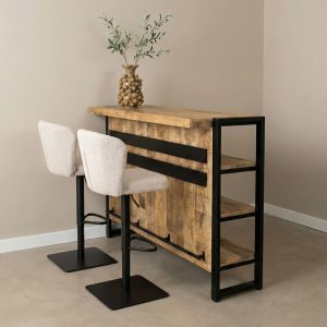 Bartafel Bas van mangohout met zwarte metalen details in een moderne keuken