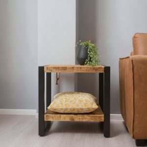Mangohouten bijzettafel Britt van HUUS, perfect voor in een industrieel interieur.