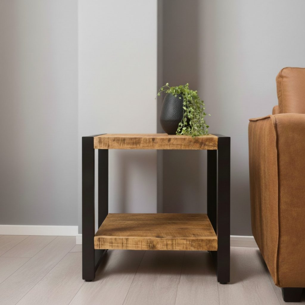 Mangohouten bijzettafel Britt van HUUS, perfect voor in een industrieel interieur.