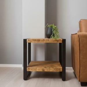 Mangohouten bijzettafel Britt van HUUS, perfect voor in een industrieel interieur.