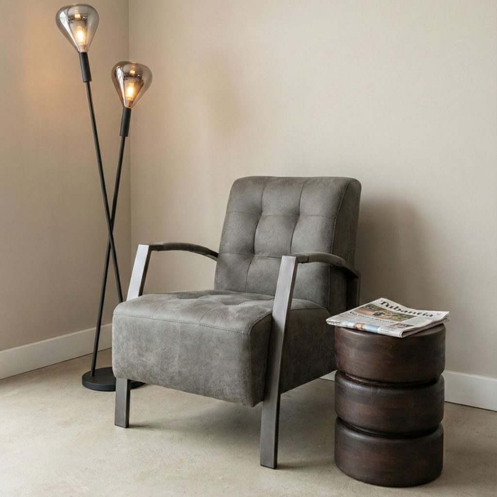 Fauteuil Thirty in antraciet Missouri stof met zwart metalen frame in een modern interieur
