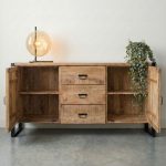 Dessoir Britt met grote variant gemaakt van massief mangohout met zwarte details met deuren open