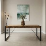Eettafel Britt van mangohout en metaal met ruime opstelling voor meerdere stoelen.