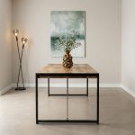 Eettafel Britt van mangohout en metaal met ruime opstelling voor meerdere stoelen.