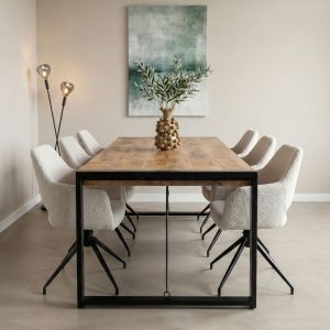 Eettafel Britt van massief mangohout met metalen onderstel in een moderne eetkamer
