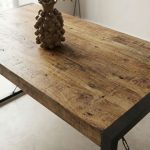 Detail van het massieve mangohouten tafelblad met natuurlijke houtstructuur van Eettafel Britt