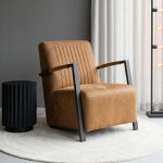 Industriële fauteuil Sixty van HUUS bekleed in een cognac kleurige missouri stof.