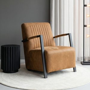 Industriële fauteuil Sixty van HUUS bekleed in een cognac kleurige missouri stof.