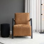 Industriële fauteuil Sixty van HUUS bekleed in een cognac kleurige missouri stof.