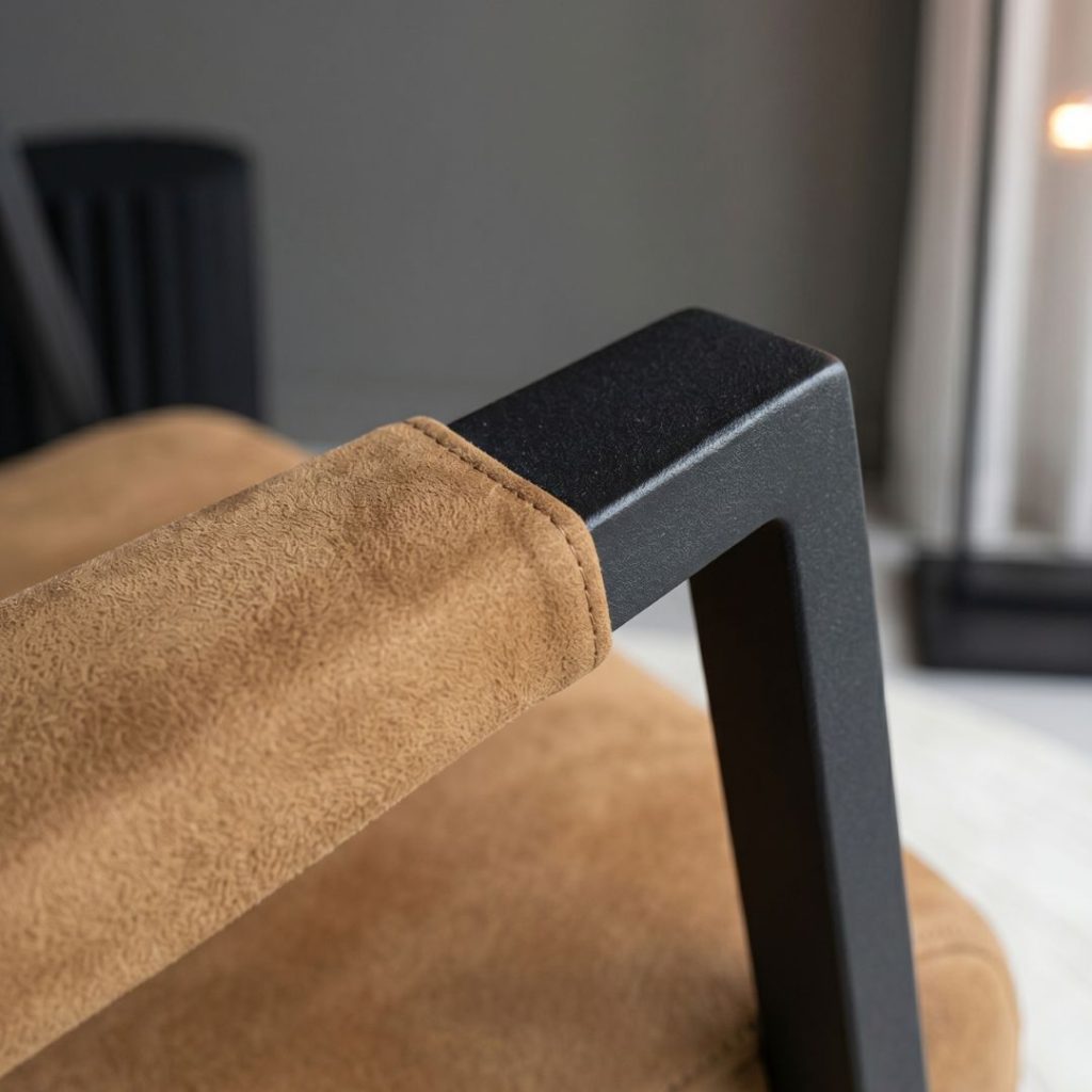 Industriële fauteuil Sixty van HUUS bekleed in een cognac kleurige missouri stof detail foto armleuning