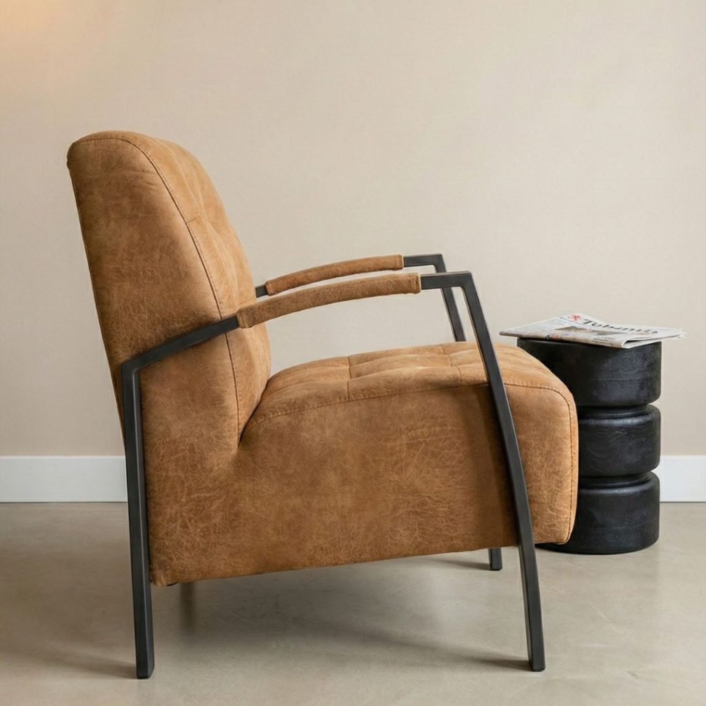 Detail van de zijkant van fauteuil Thirty cognac Missouri stof en stiknaden