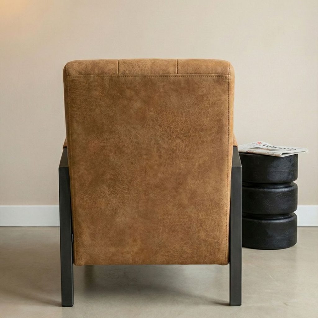 Detail van de achterkant van fauteuil Thirty cognac Missouri stof en stiknaden