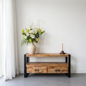 TV-meubel Britt gemaakt van Mangohout en de ultieme favoriet uit de HUUS collectie.