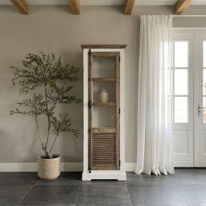 Sfeervolle vitrinekast Amanda van Tower Living verkrijgbaar bij HUUS perfect voor een landelijk interieur.