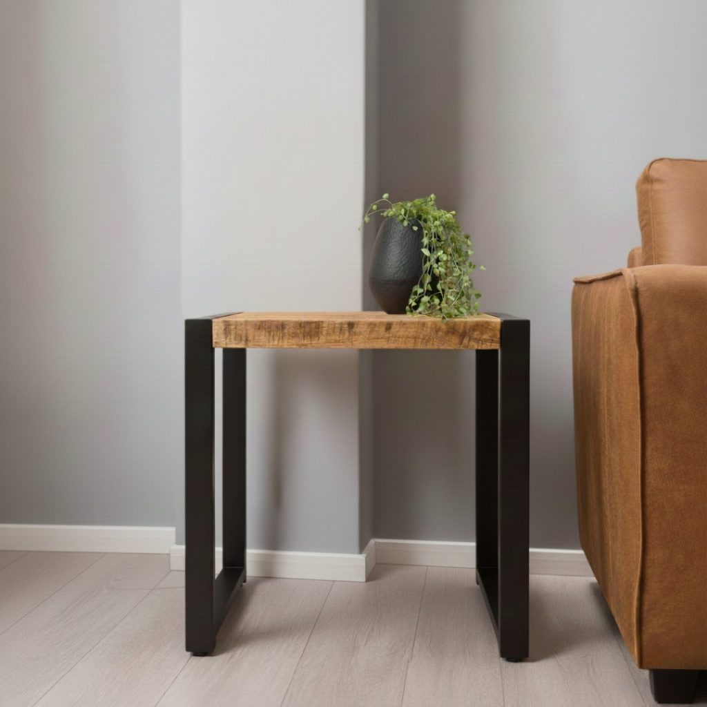 Mangohouten bijzettafel Britt 60cm van HUUS, perfect voor in een industrieel interieur.