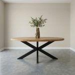 Mangohouten eettafel Monique met een vierkante spinspoot van HUUS.