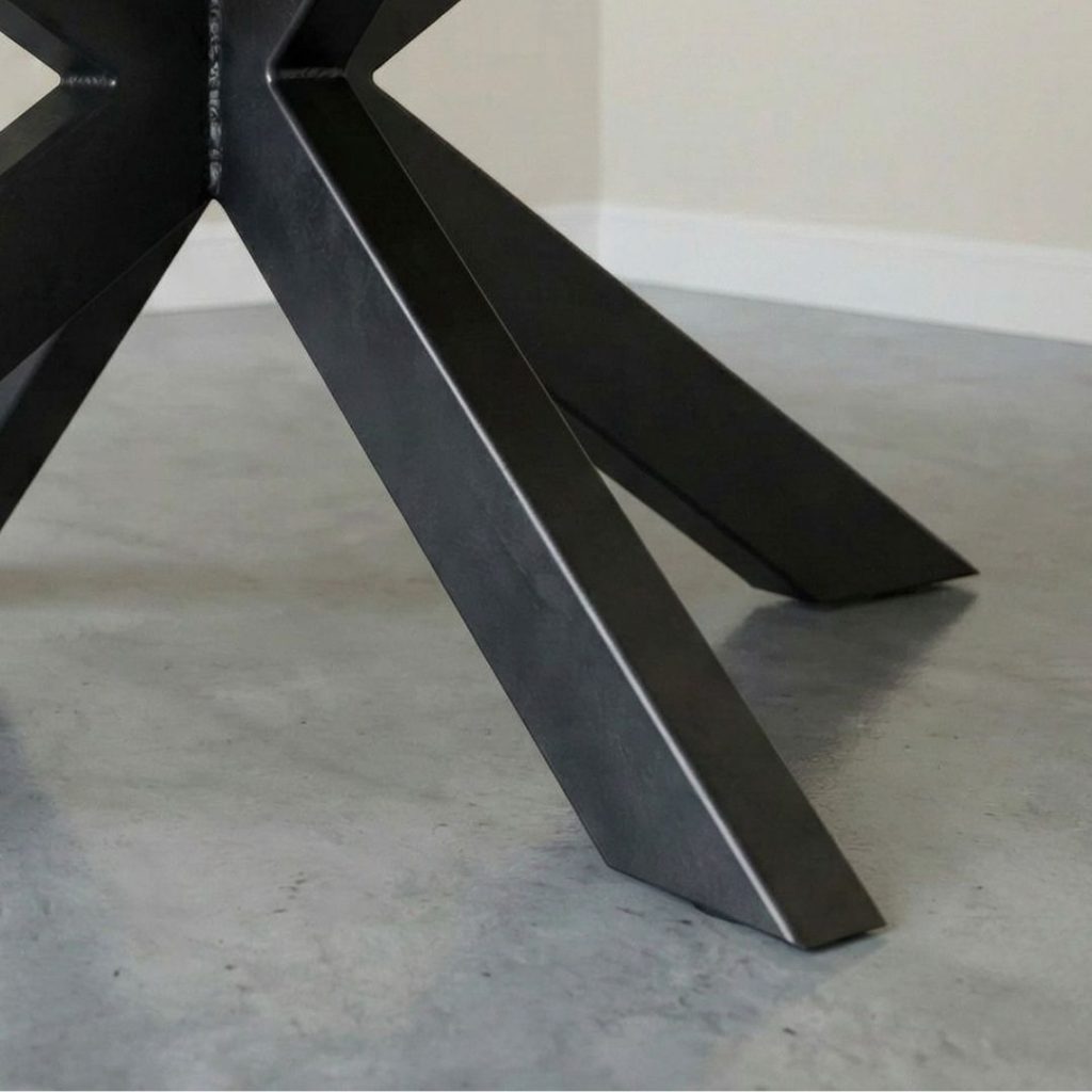 vierkante spinpoot van eettafel monique van HUUS