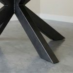 vierkante spinpoot van eettafel monique van HUUS