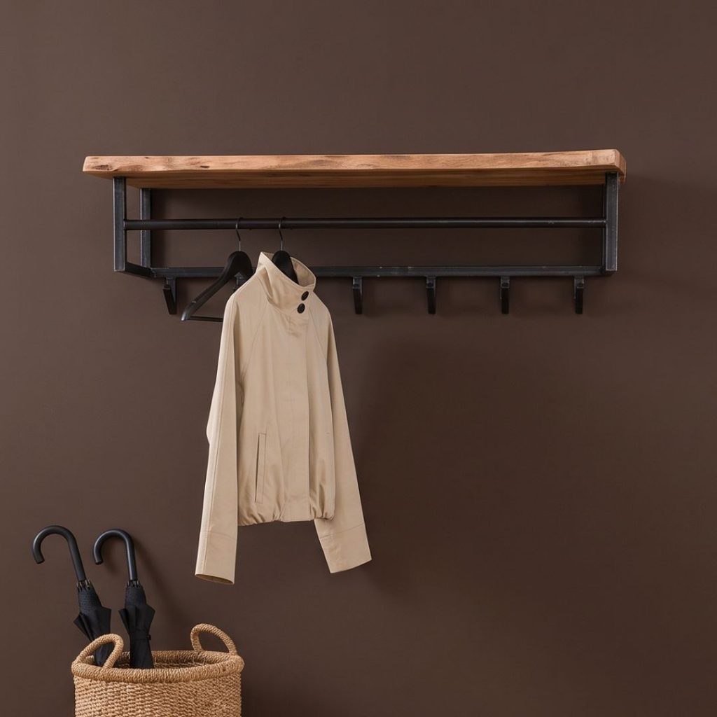Wandkapstok Marit met hoedenplank, roede en haken in een modern industrieel interieur
