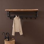 Wandkapstok Marit met hoedenplank, roede en haken in een modern industrieel interieur