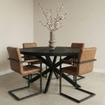 Ronde eettafel Apeldoorn gecombineerd met eetkamerstoel Nine in een industrieel interieur