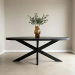 Ovale Eettafel Apeldoorn gemaakt van zwart mangohout.
