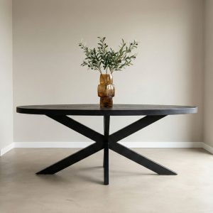 Ovale Eettafel Apeldoorn gemaakt van zwart mangohout.