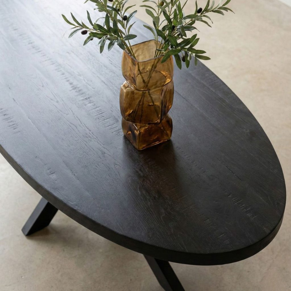 Zwart tafelblad gemaakt van mangohout, Ovale Eettafel Apeldoorn van HUUS