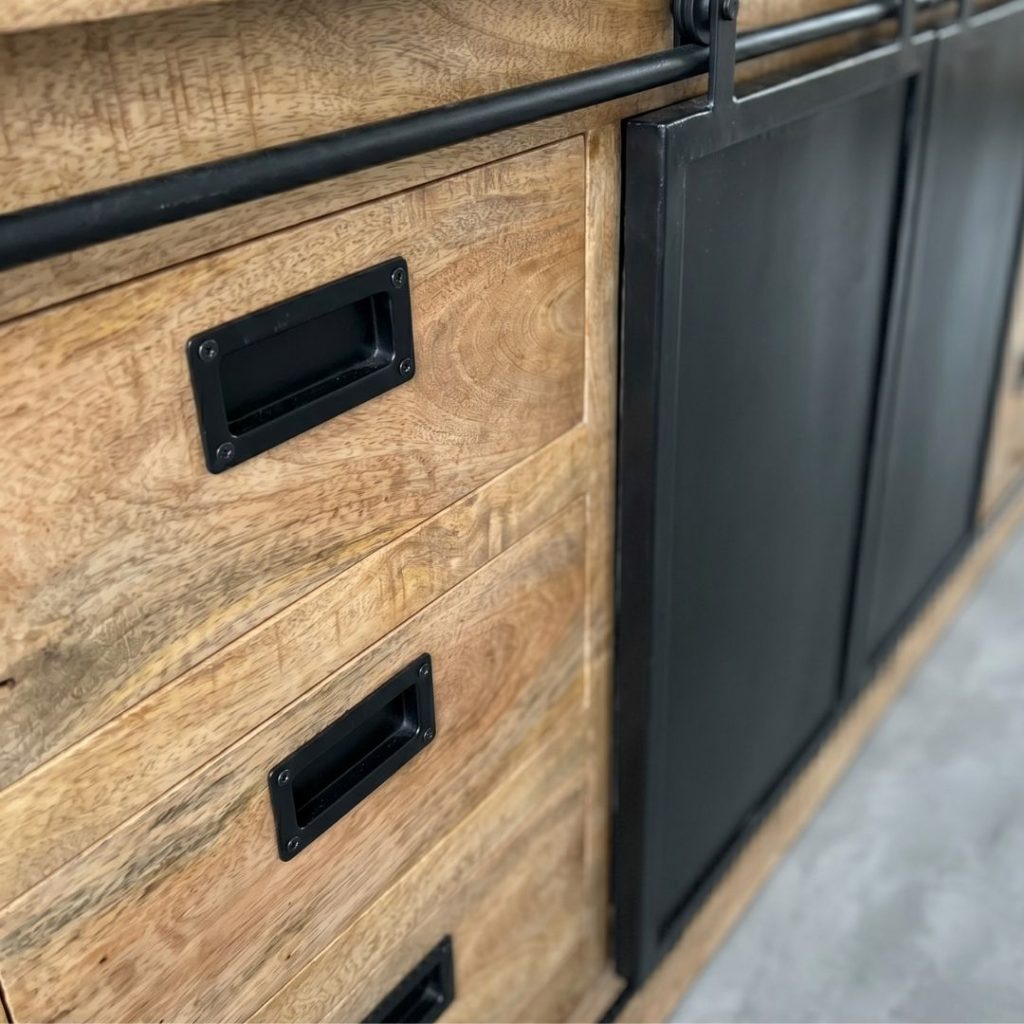 Detail robuuste lade dressoir lotte van HUUS gemaakt van mangohout