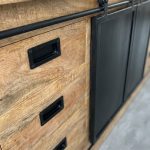 Detail robuuste lade dressoir lotte van HUUS gemaakt van mangohout