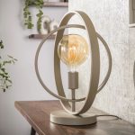 Tafellamp Roxy in beige met metalen ringen, geplaatst op een meubel in een rustig interieur terwijl de lamp uit staat.