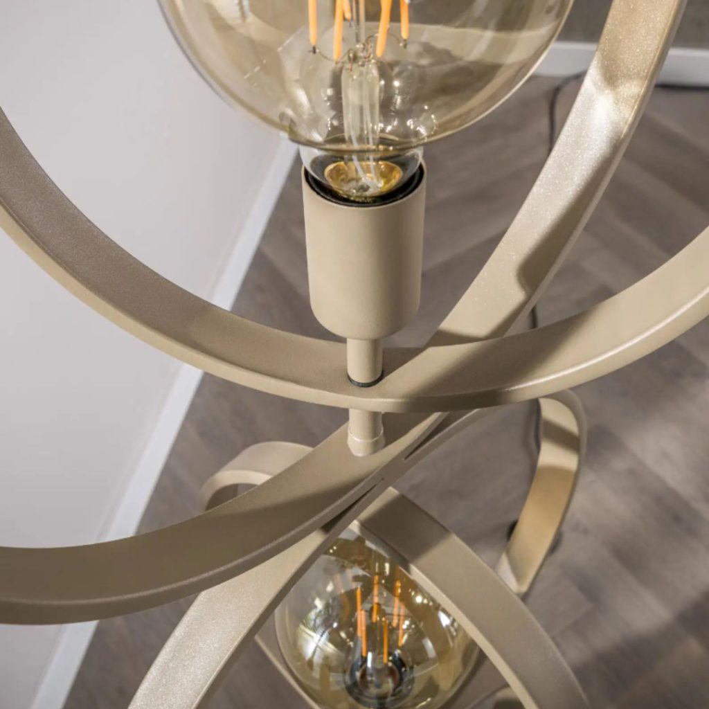 detail van de metalen ringen en de beige finish van de vloerlamp Roxy met zichtbaar open ontwerp.