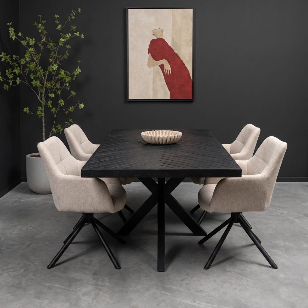 Eettafel Floor gemaakt van zwart mangohout met een vissengraat patroon van HUUS