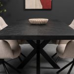 Detailfoto van zwarte mangohouten eettafel Floor met een vissengraat patroon van HUUS