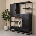 Wandkast Floor met 2 lades en 4 deuren gemaakt van zwart mangohout met een modern vissengraat patroon