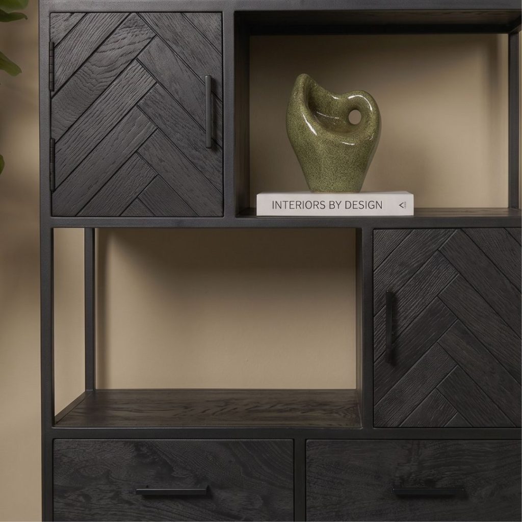 Detailfoto van wandkast Floor van HUUS gemaakt van zwart mangohout met een vissengraatpatroon