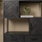 Detailfoto van wandkast Floor van HUUS gemaakt van zwart mangohout met een vissengraatpatroon