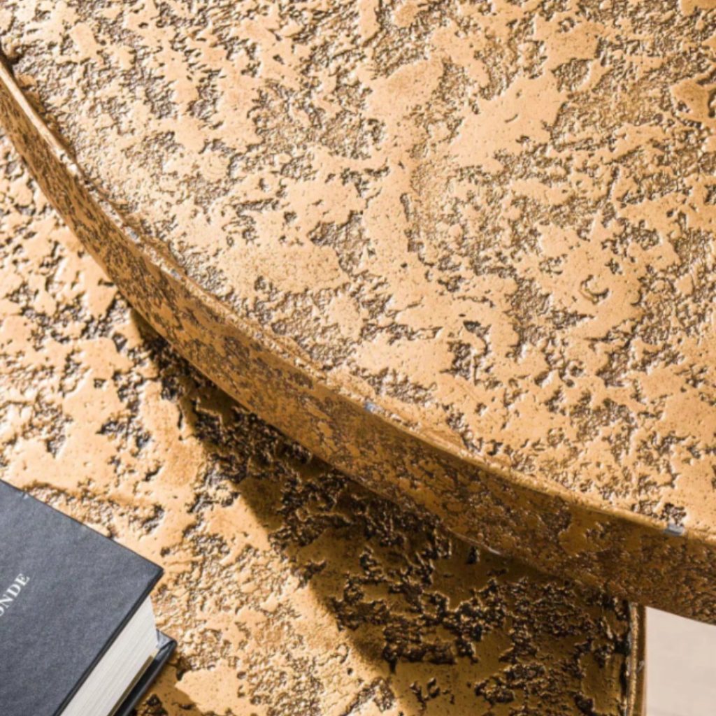 De antiek bronze kleur van salontafelset Elian zorgt voor een unieke uitstraling.