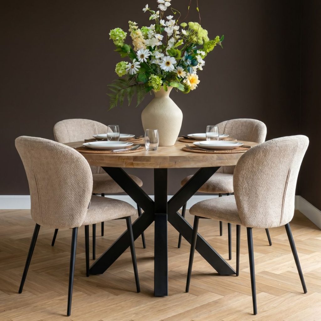 Eettafel Iris van HUUS in een gezellig modern interieur