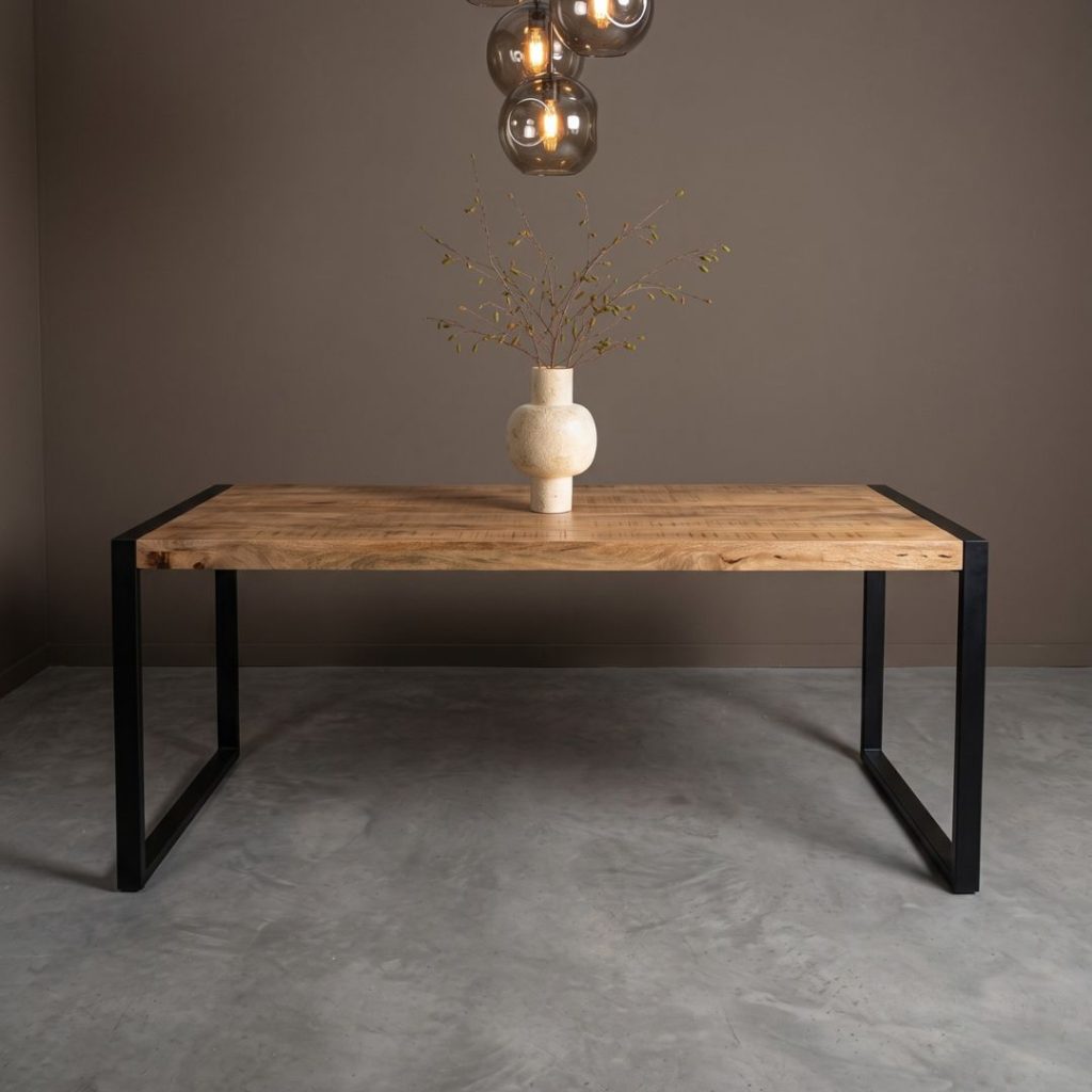 Eettafel Dominique van 200cm van HUUS gemaakt van mangohout met zwart metaal. Perfect voor ieder industrieel interieur.