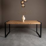 Eettafel Dominique van 200cm van HUUS gemaakt van mangohout met zwart metaal. Perfect voor ieder industrieel interieur.