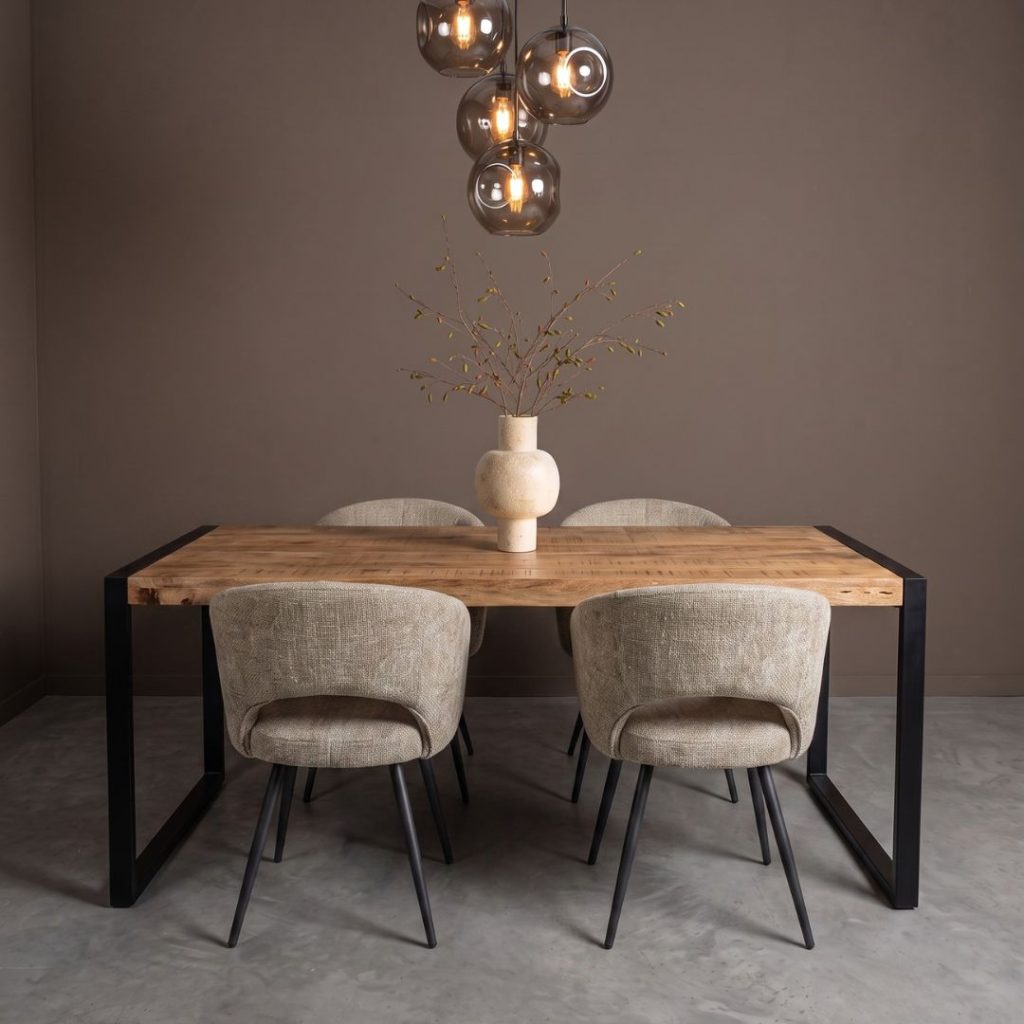 Eettafel Dominique gecombineerd met eetkamerstoel Bodhi, een perfect warm en modern interieur.