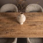 Detail foto van eettafel Dominique van HUUS, gemaakt van massief onbewerkt mangohout en zwart metaal.