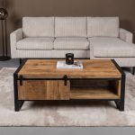 Salontafel Dominique van HUUS gemaakt van mangohout met zwart metaal. Perfect voor ieder industrieel interieur.