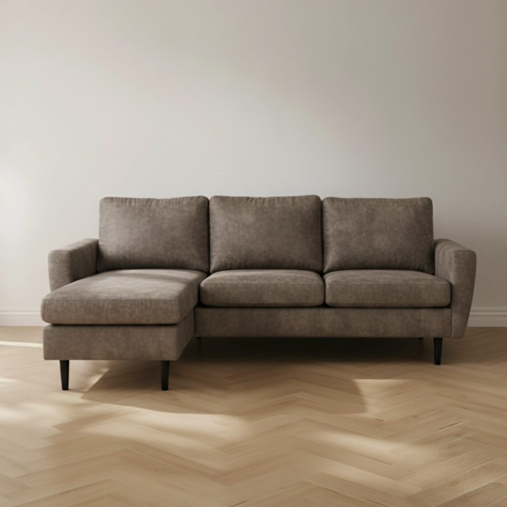 Taupe kleurige hoekbank van HUUS in een industriële woonkamer.