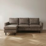 Taupe kleurige hoekbank van HUUS in een industriële woonkamer.