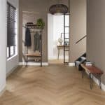 Garderoberek Romy in een industrieel interieur met natuurlijke materialen en opgeruimde uitstraling