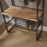 Detail van het massieve acaciahout met live edge afwerking en natuurlijke houtnerf
