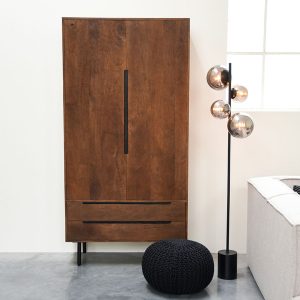 Kast Rio hoog van LABEL51 in espresso mangohout met twee deuren en zwart metalen poten tegen een lichte wand