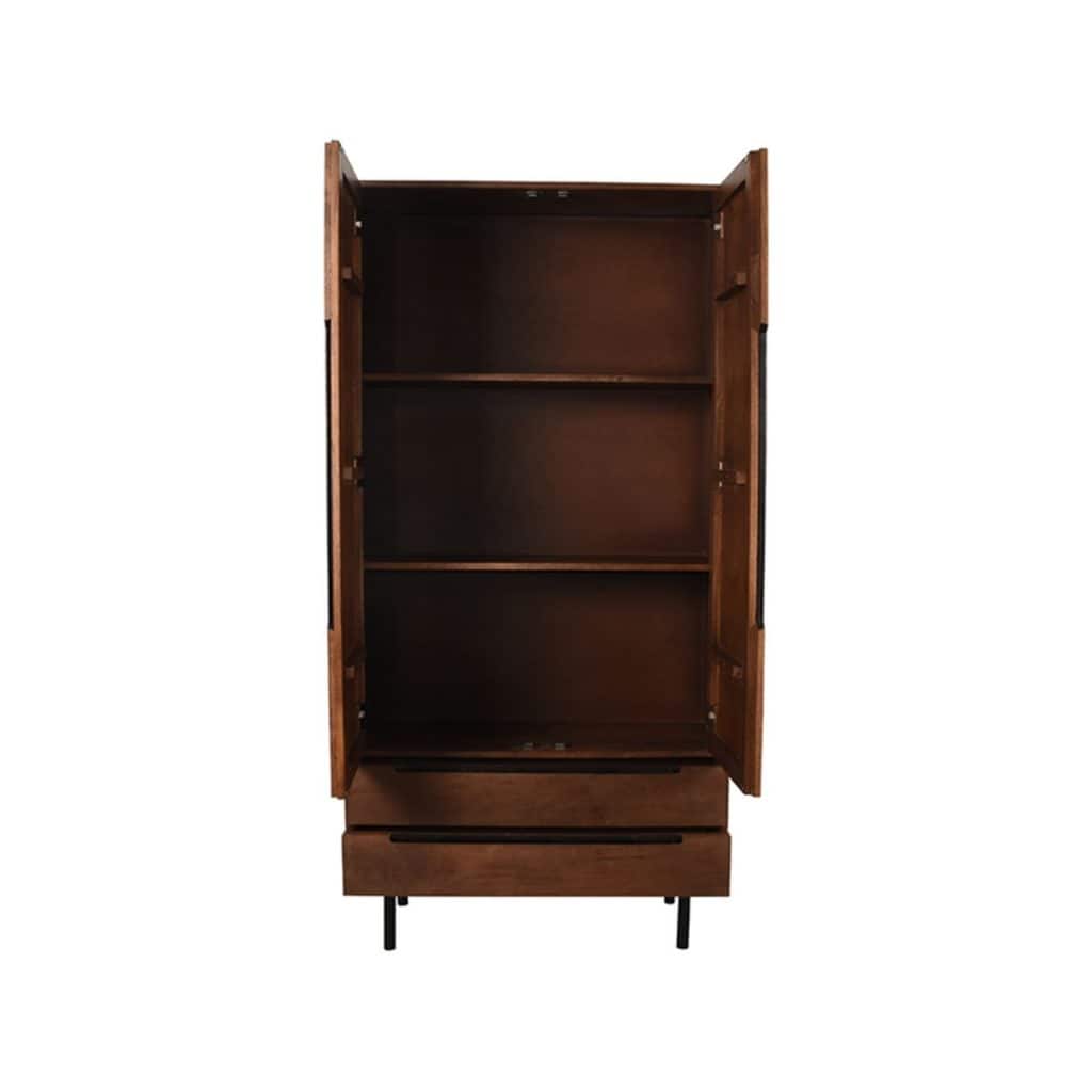vooraanzicht binnenzijde van de kast met houten legplanken en opbergruimte achter de deuren.